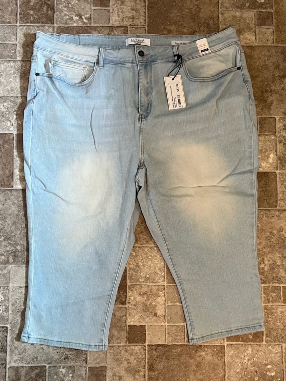 NWT 24W Judy Blue Light Wash Mid Rise Capris